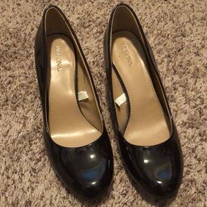 Black pumps